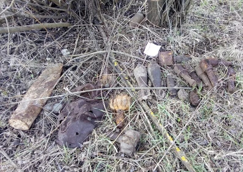 Нто в курске. Фигурки торчащие из земли. Школьная 7 курск управляющая компания. Найдено курск. Подводная лодка "курск".