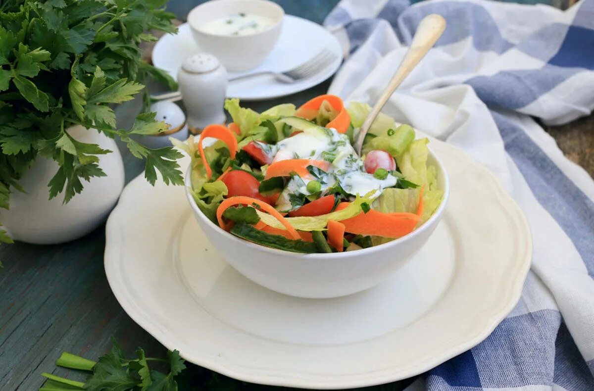 Салат из овощей очень вкусно. Овощной салат. Детский овощной салат. Свежий овощной салат. Салат витаминный со свежими овощами.