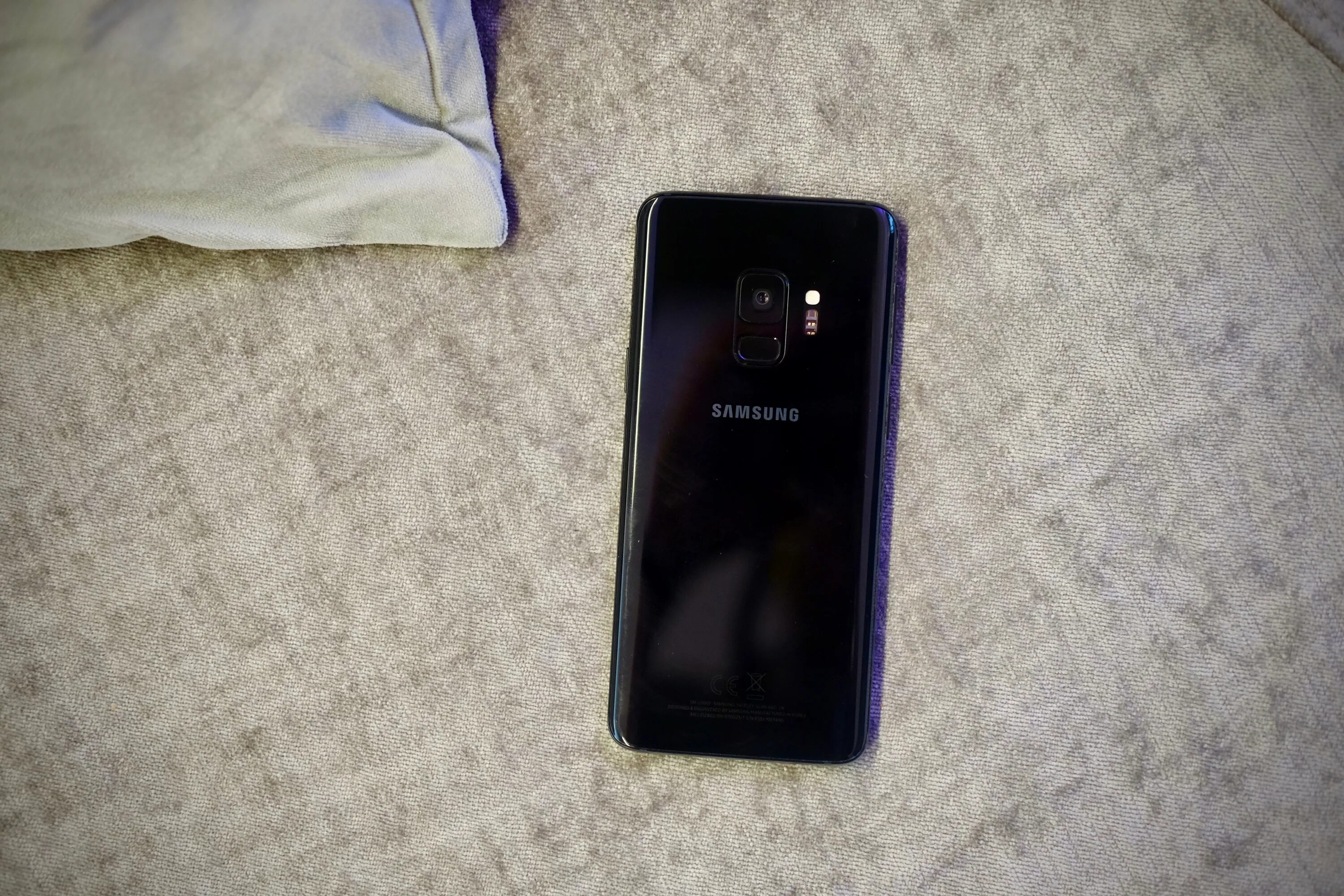 Samsung s9 черный. Самсунг с9 черный серый. Samsung ONEPLUS 9 Black in hand. Найкmaxfly s9.