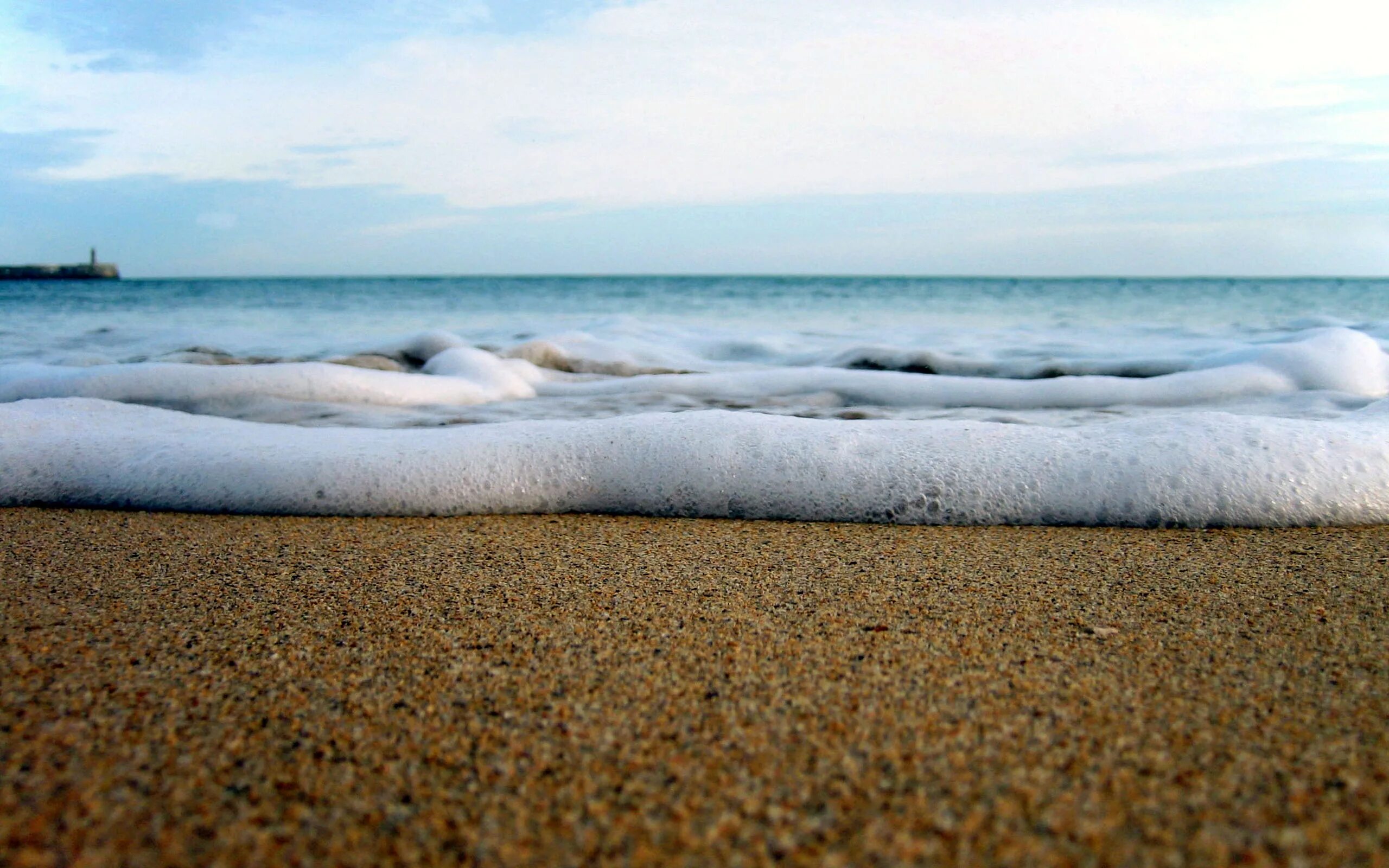 Океан рядом. Море. Берег моря. Море песок. Пляж.