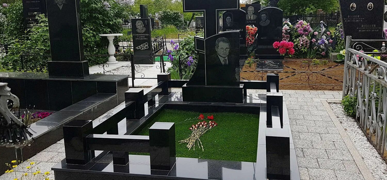 Эксклюзивные памятники. Красивые памятники из гранита. Красивые памятники из гранита. Могильный комплекс из чёрного гранита. Все памятники на кладбище.