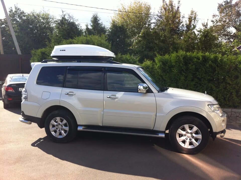 Mitsubishi pajero 4. Бокс на крышу паджеро 4. Митсубиси паджеро 2008 белая. Митсубиси паджеро спорт 2022 экспедиционный. Mitsubishi pajero крыша.