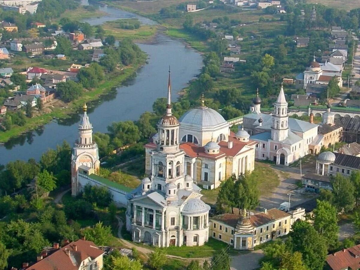 Достопримечательности среднего города. Новоторжский Борисоглебский монастырь. Борисоглебский монастырь Тверская область. Город Торжок Борисоглебский монастырь. Город Торжок Тверская область достопримечательности.