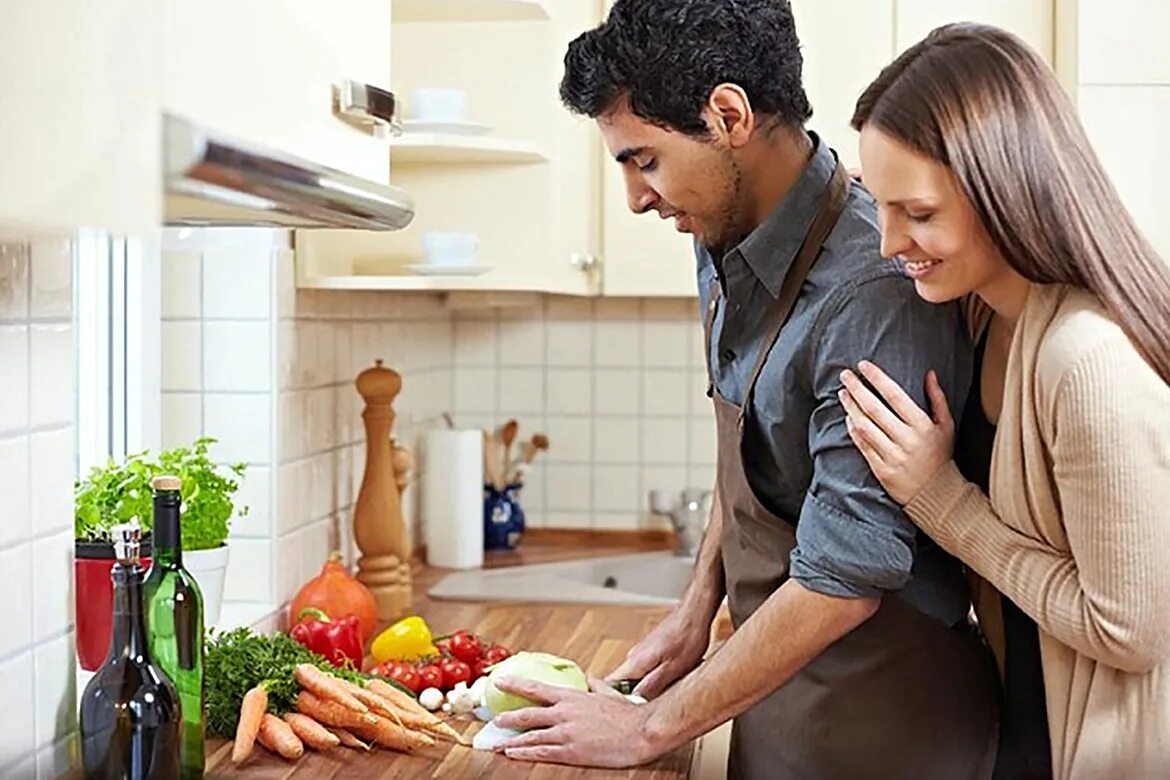 Wife cooking. Семья на кухне. Мужчина на кухне. Мужчина и женщина на кухне. Парень на кухне.