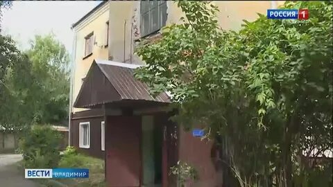 Дверь внезапно распахнулась и на улицу выскочил