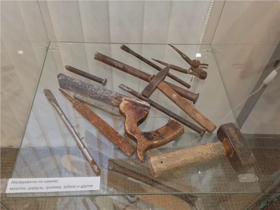 Инструмент бучарда строительный. Молотки по обрабатыванию камня. Киянка скульптора. Инструменты для скульптуры из камня. Инструменты скульптора по камню.