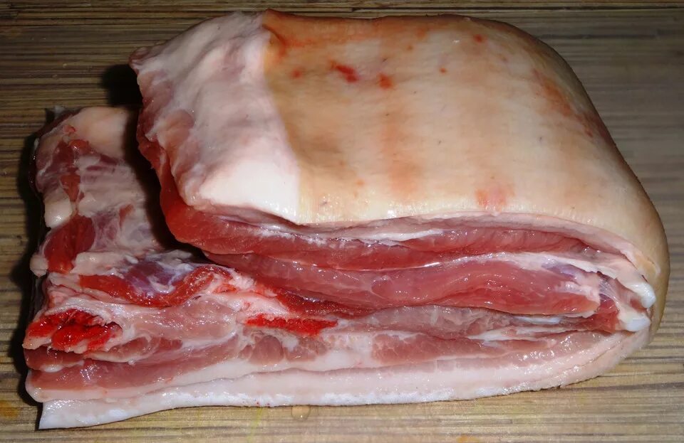 Свинина грудинка. Грудинка свиная на кости. Грудинка свиная. Грудинка варенокопченая. Вкусную свиную грудинку свиную.