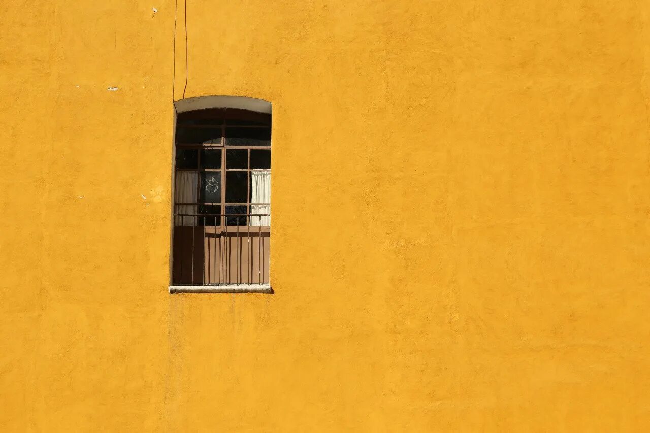 Желтый дом текст. Желтая стена. Желтый дом. Дом желтого цвета. Дом на желтом фоне.
