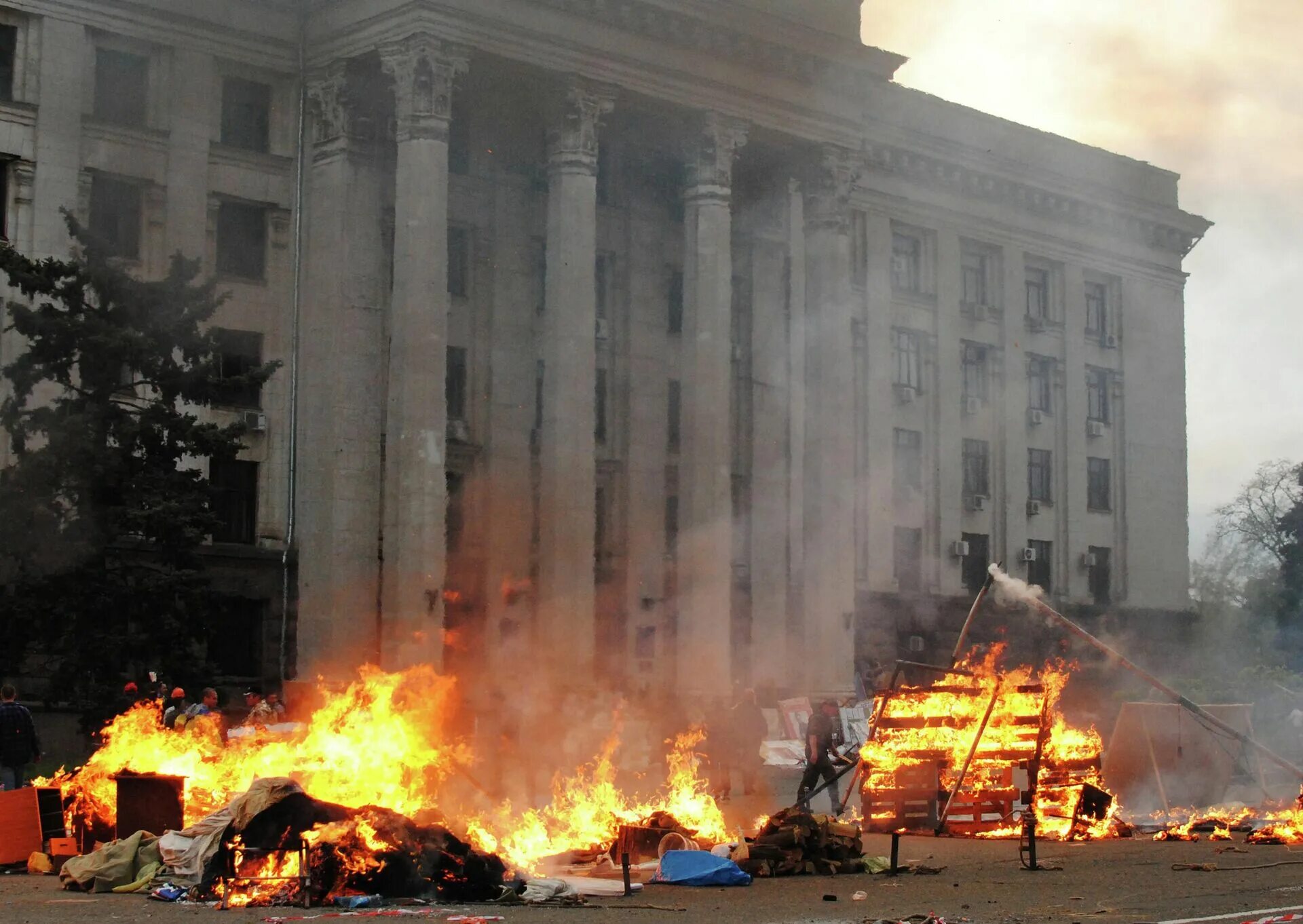 Одесская дом 2. Дом профсоюзов в Одессе 2 мая 2014. Одесса 02.05.2014 дом профсоюзов. 2 Мая 2022 года Одесса дом профсоюзов. Одесса 2014 год дом профсоюзов.