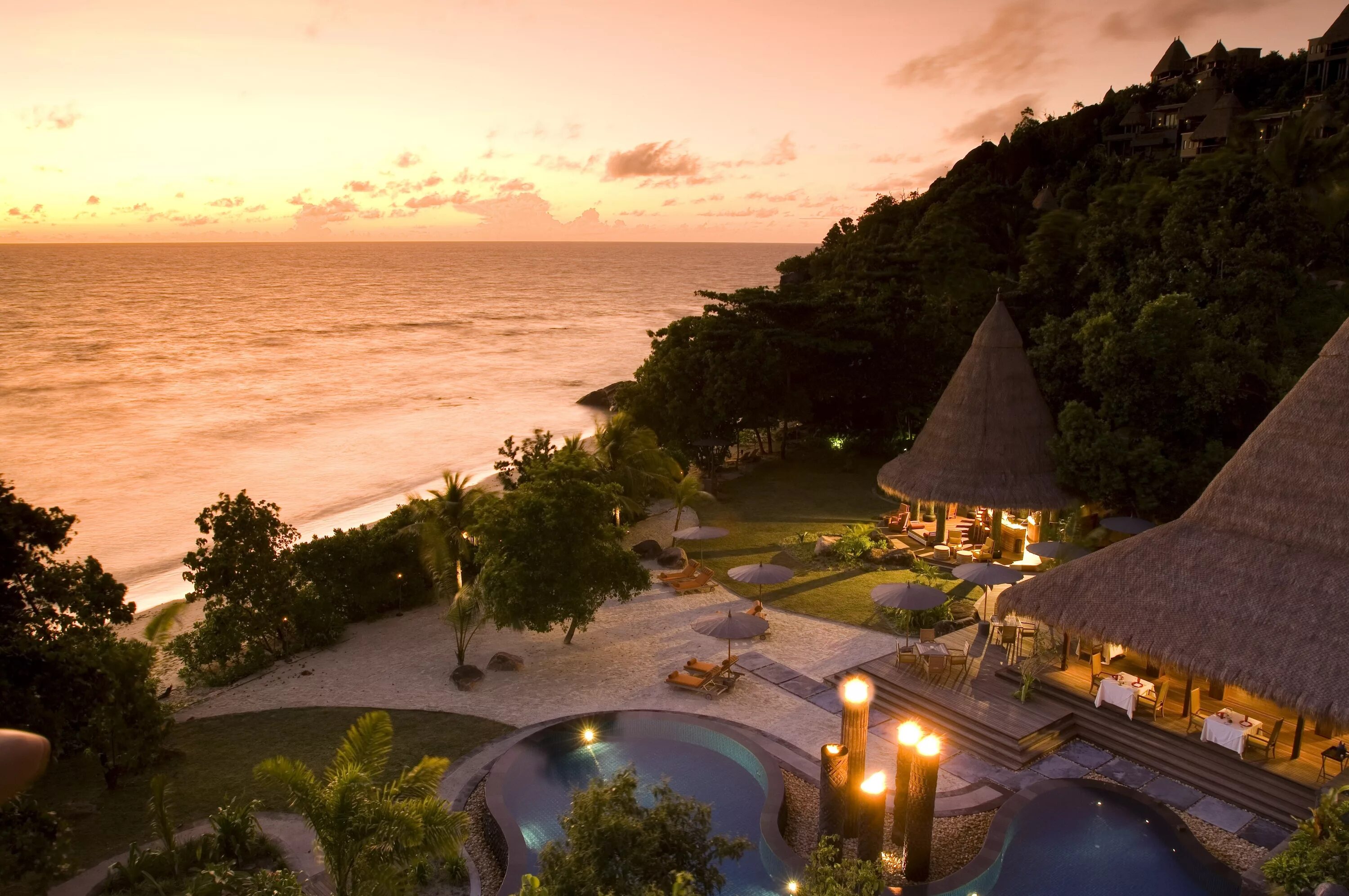 Отдых красивые города. Сейшелы и Бали. Maia Luxury Resort Spa Seychelles. Сейшелы остров бунгало. Бунгало на Бали.
