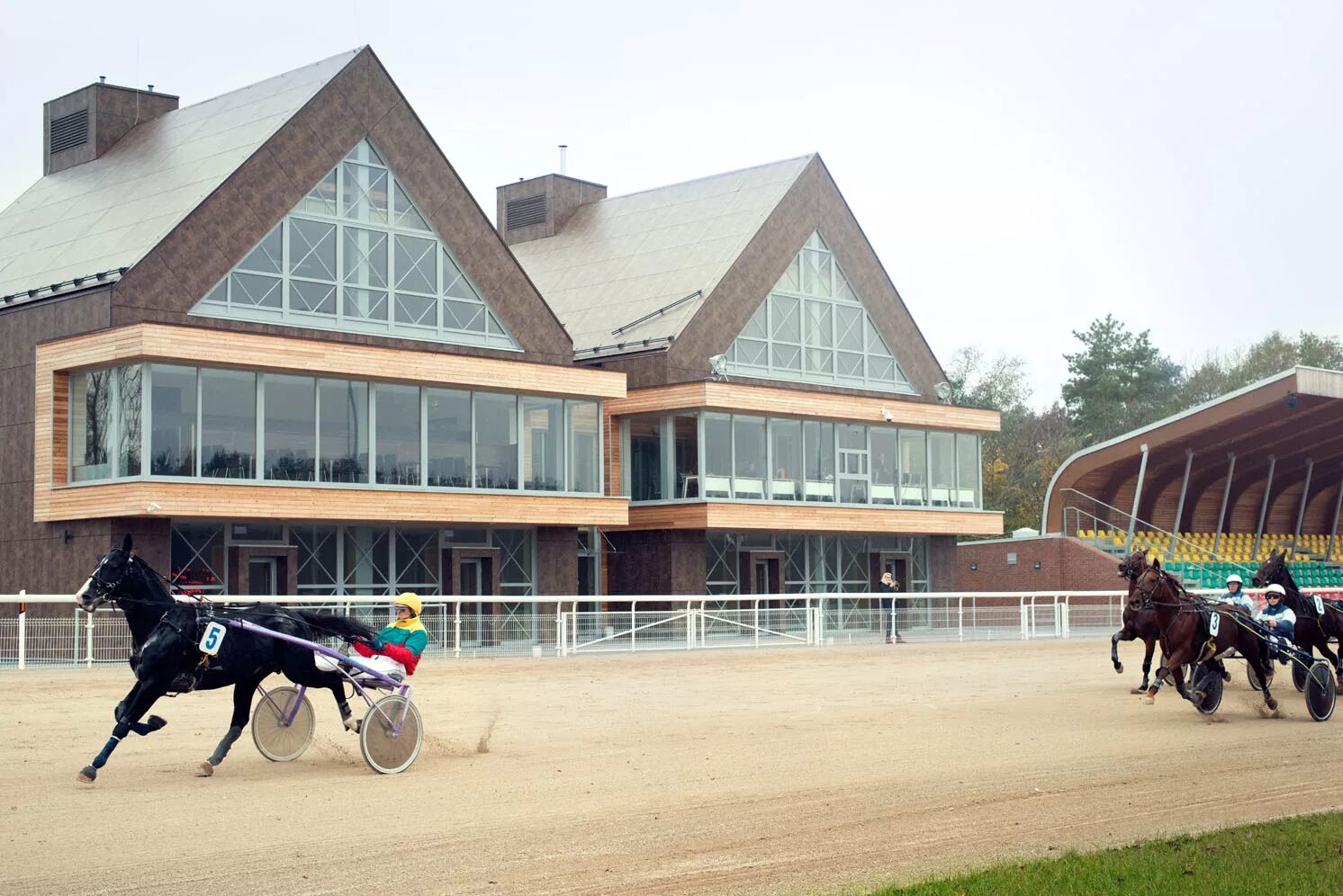 Ипподром акбузат уфа. Ипподром отдых. Цми московский ипподром. Ипподром британии. Московский ипподром беговая.