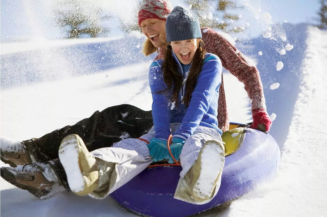 Кататься на санках. На санках с горы. Санки для катания с горки. Катание на санках с горки. Катание на санках зимой.