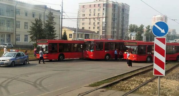 Автобус красное новосибирск. Красный автобус Казань авария. Автобус Казань на улице Копылова. Республика Татарстан Казань улица Копылова. Вид на автовокзал красный 4.