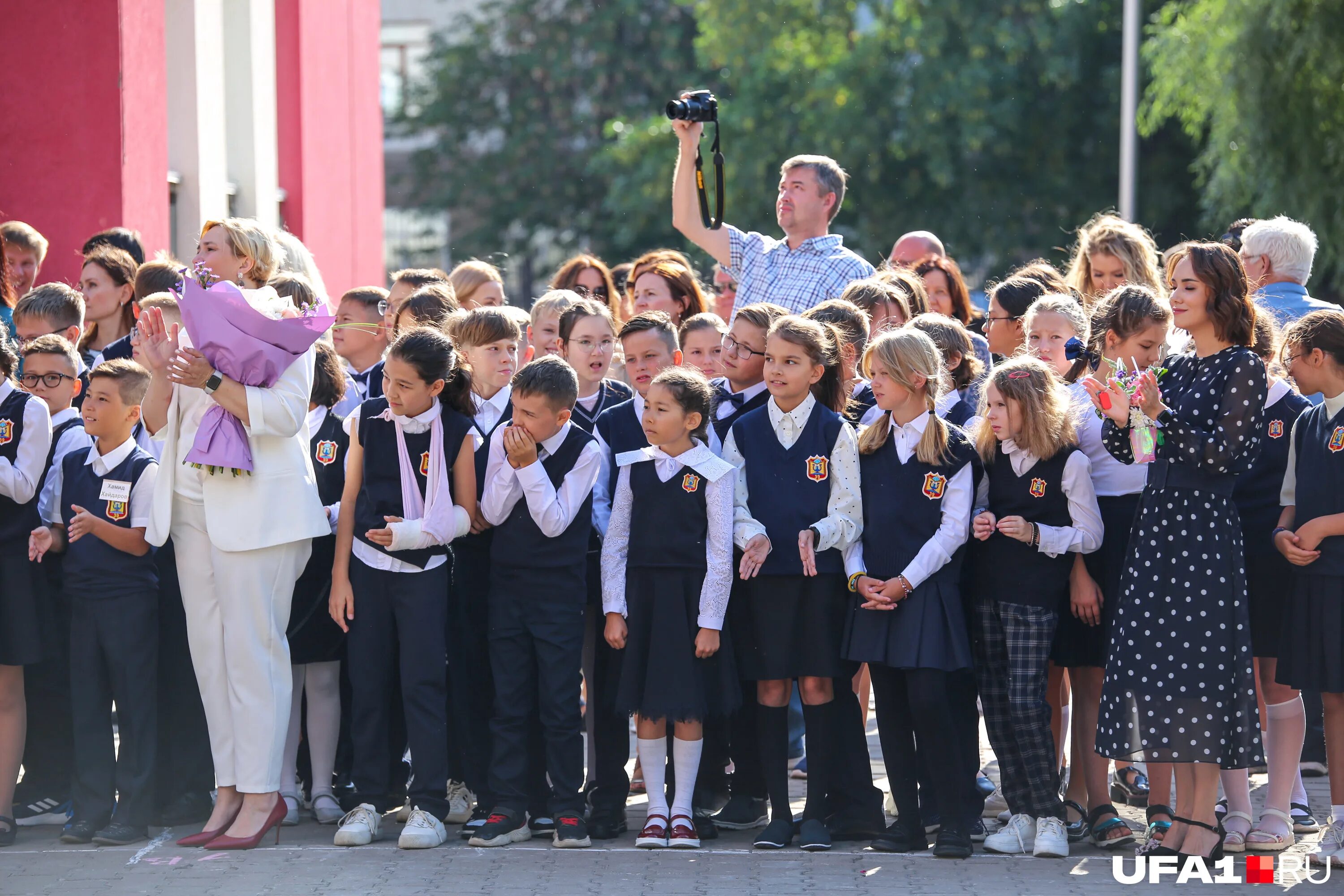 с днем знаний татарстан. линейка 1 сентября. 1 сентября 2024 года линейка. 1 сентября 2024 года линейка. торжественная линейка 1 сентября.