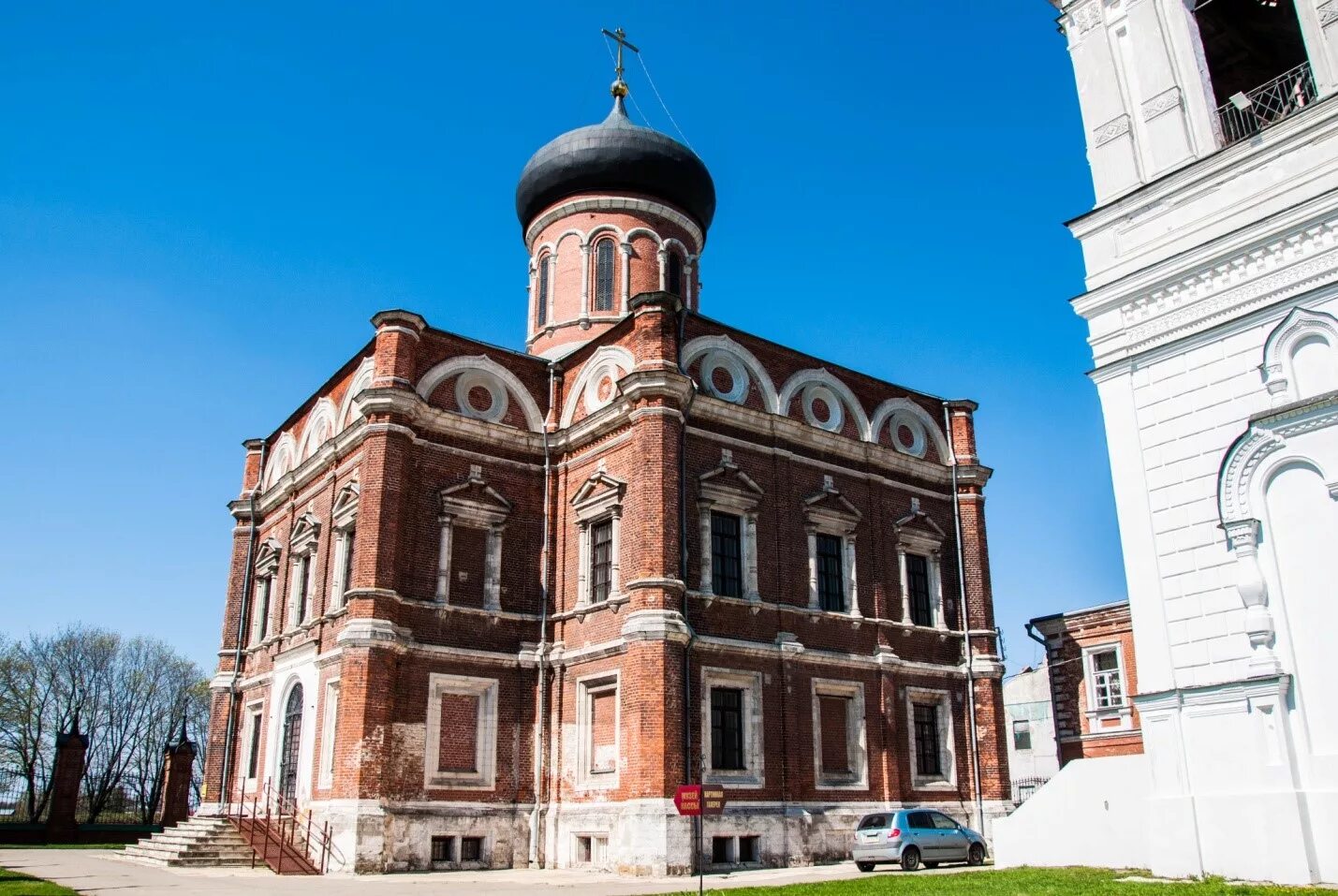 Красная волоколамск. Волоколамский кремль никольский собор. Деревня красная гора волоколамск. Г кизел храм николая чудотворца. Братская могила смоленской область кировский район.