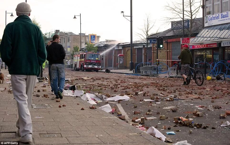 Ужасные события произошедшие в. Трущобы Лондона. Нищие кварталы в Англии. Нищие районы Лондона. Великобритания бедные районы.