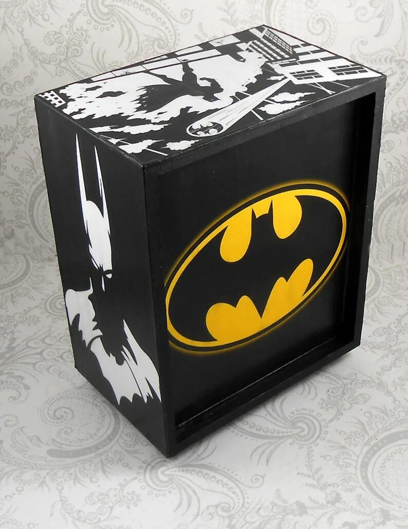 Бэтмен боксы. Подарочная коробка Бэтмен. Коробочка в стиле Бэтмена. Комод в стиле Бэтмен. Коробка в стиле Бэтмен.