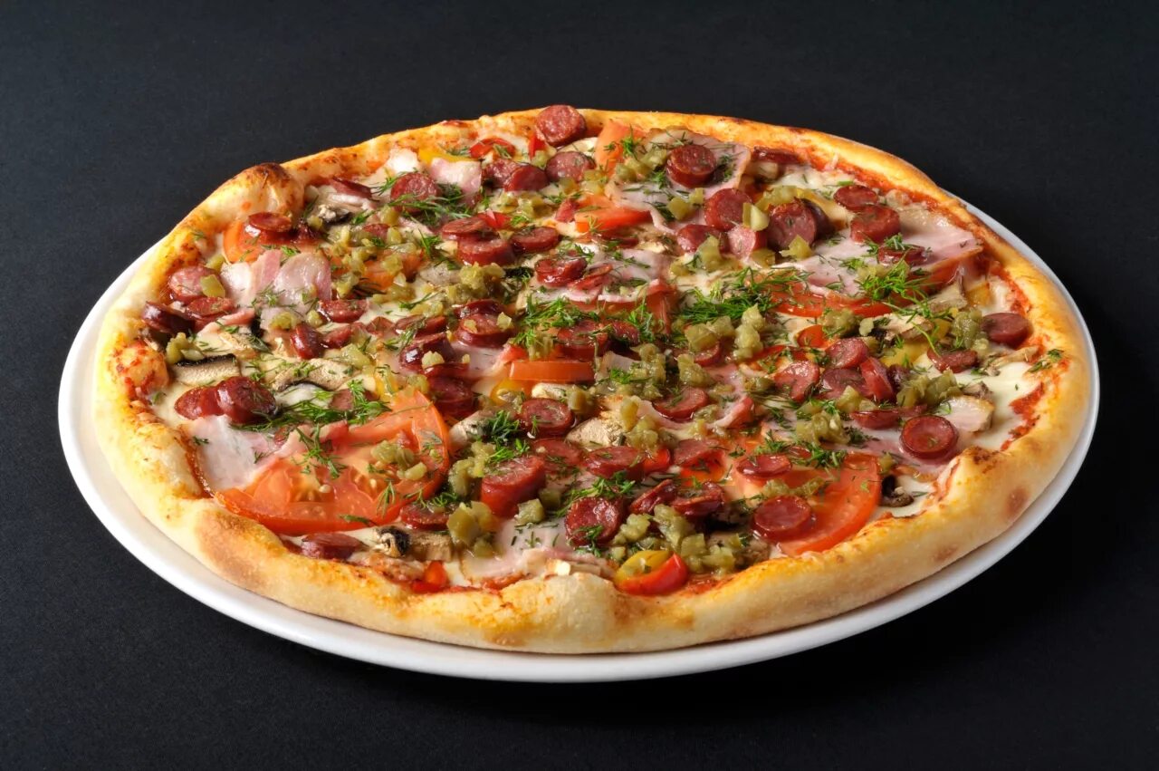 Пицца с колбасками. Пицца пепперони с халапеньо. Пицца охотничья. Пицца с охотничьими колбасками. Пицца на темном фоне.