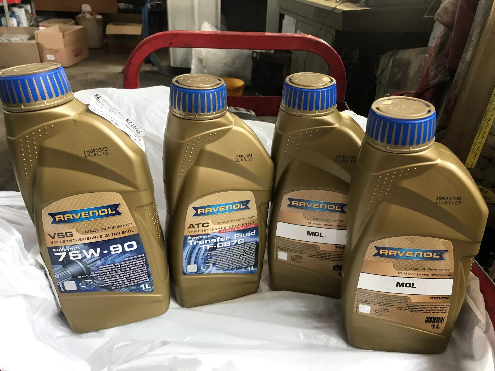 Масло акпп порше кайен. Ravenol CVT Fluid, 4 литра. BMW x5 e53 3.0d масло Ravenol. Масло Ravenol в раздатку Амарок с МКПП. Масло в раздатку Porsche Cayenne 958.