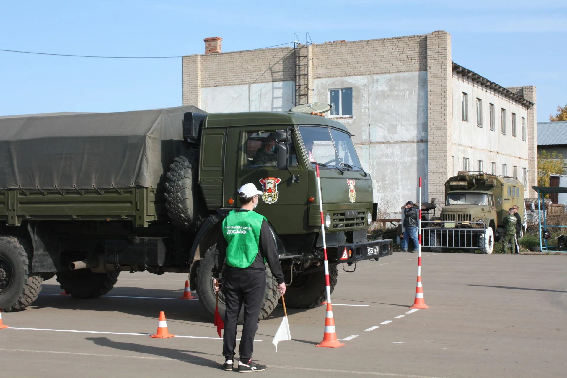 Соревнования военных водителей. Военный водитель одежда. Водитель досааф. Автошкола шадринск досааф. Военный водитель в армии.