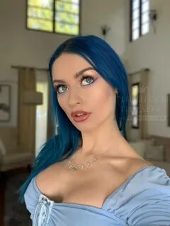 Ловите первую красотку на сегодня 😻 Яркая неформалочка с топовой фигуркой!...
