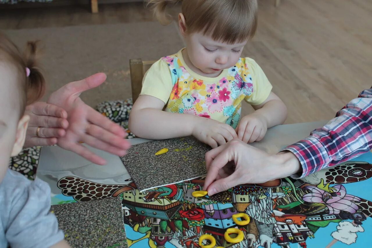 Мелкую моторику и воображение. Лепка из пластилина для малышей. Мелкая моторика рук. Сенсорика для детей. Занятия с пластилином для детей.