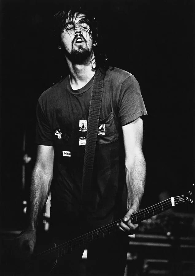 Крист новоселич нирвана. Бас гитарист группы нирвана 9 букв. Басист soundgarden. Крист новоселич. Басист радиохед.
