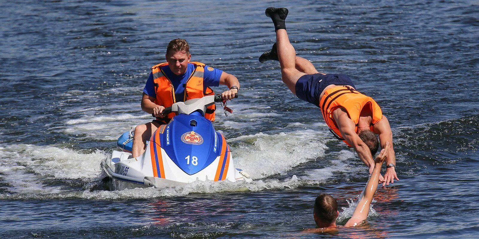 Без прав на воде. Спасатели на воде МЧС. Спасение на воде. Спасение на воде МЧС. Служба спасения на воде МЧС.