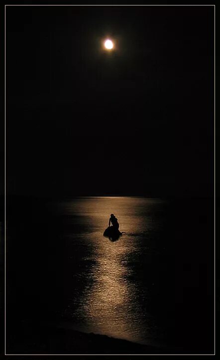 Ночное купание. Лунная дорожка и девушка. Купание под луной. Ночное купание в море.