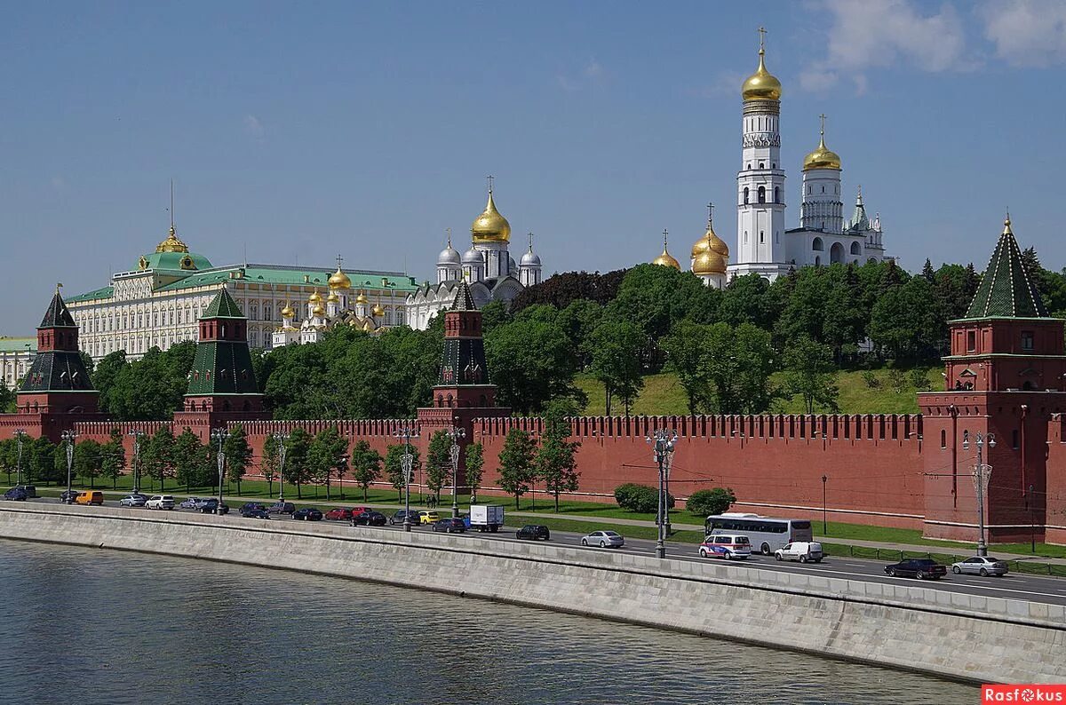 Какие реки протекают у московского кремля. Кремль Москва. Набережная Кремля Москва. Кремлевская ннабережная. Кремль с кремлевской набережной.