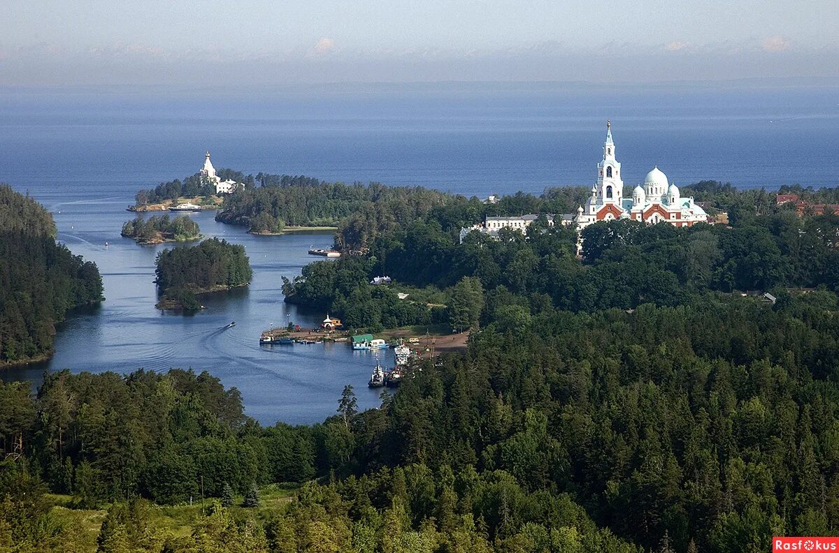 Карелия остров Валаам монастырь. Валаамский Спасо-Преображенский монастырь в Карелии. Ладожское озеро монастырь Валаам. Валаамский архипелаг Ладожское озеро. Валаамский монастырь озеро