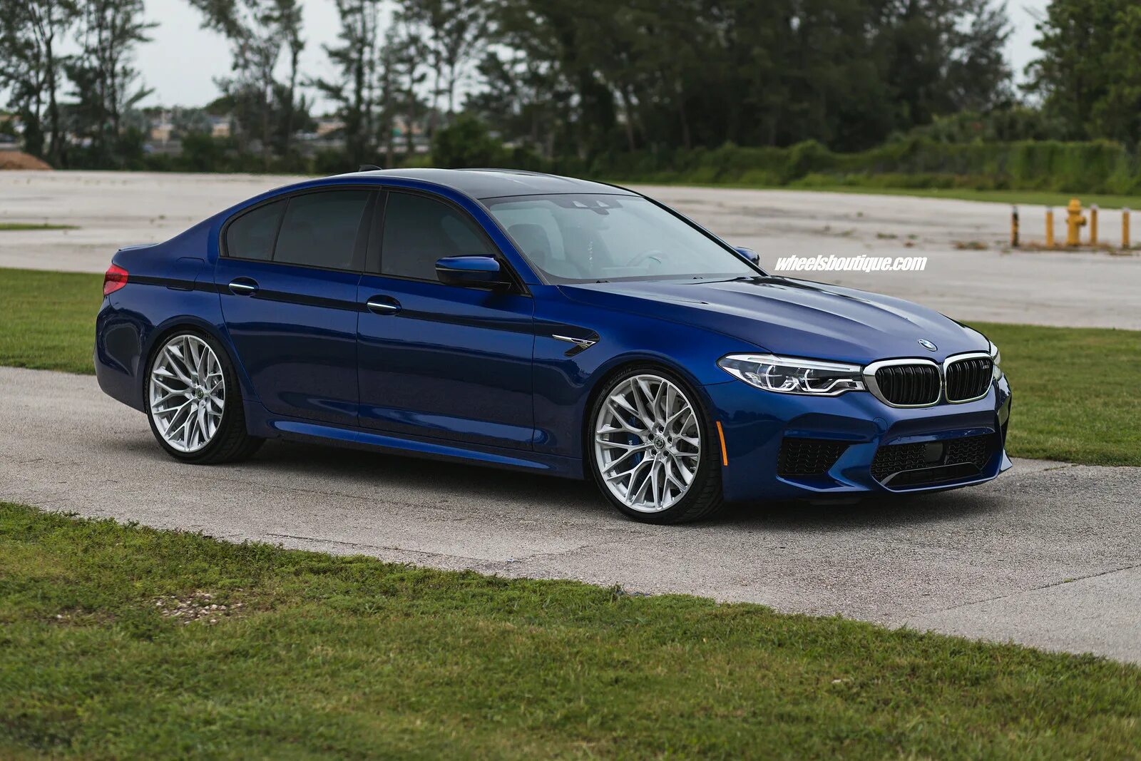 Бмв ф90 тюнинг. BMW m5 f90. BMW m5 f90 синяя. BMW m5 f90 m. BMW 5 f90.