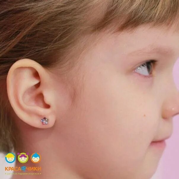 Детские сережки на ушах. Прокалывание ушей детям. Серьги для прокалывания ушей для девочки. Во сколько лет прокалывают уши