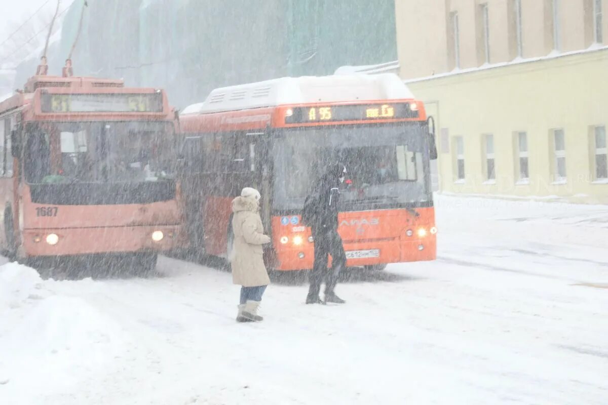 5 декабря нижний новгород. Высадка детей из общественного транспорта. Снегопад в Нижнем Новгороде. Новогодний снегопад. Снегопад в 2010 году.