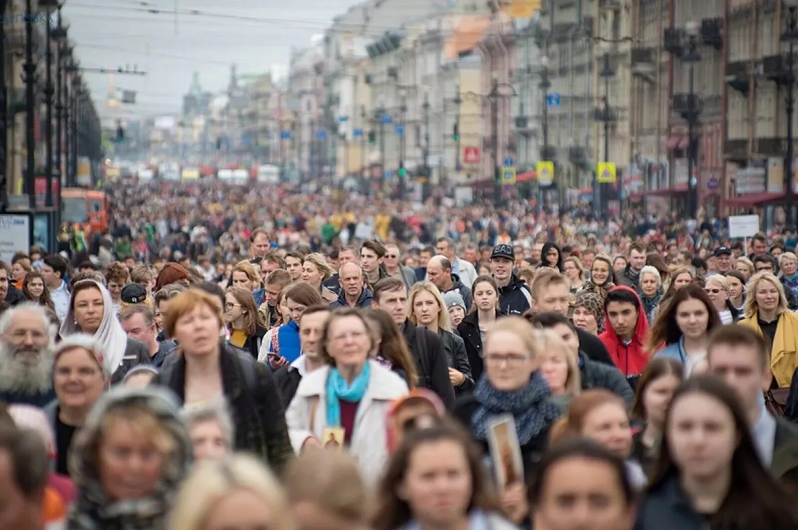 Не появляются новые жители. Не появляются новые жители. 150 тысяч человек фото. Московский житель. Люди идут по улице.