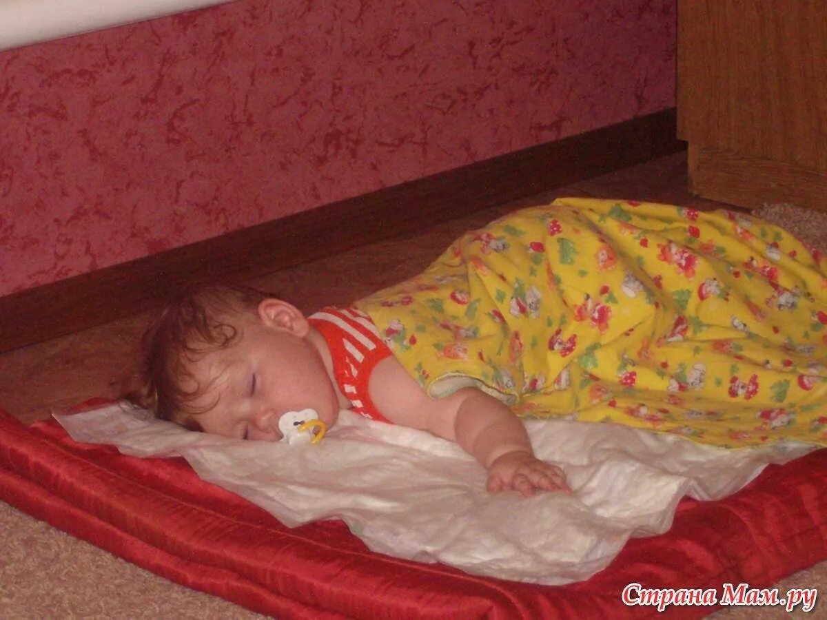 Ребенок упал с кровати в 8 месяцев. Малыш падает с кроватки.