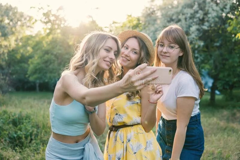 They made friends. Подруги делают селфи на природе. Подруга стоковое видео. 3 Подруги делают селфи домашнее. Что можно поделать у подруги в гостях на улице.