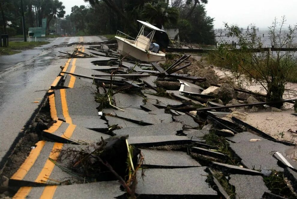 Что был сильно разрушен. Ураган. Ураган разрушения. Самый разрушительный ураган в истории. Разрушение дороги.