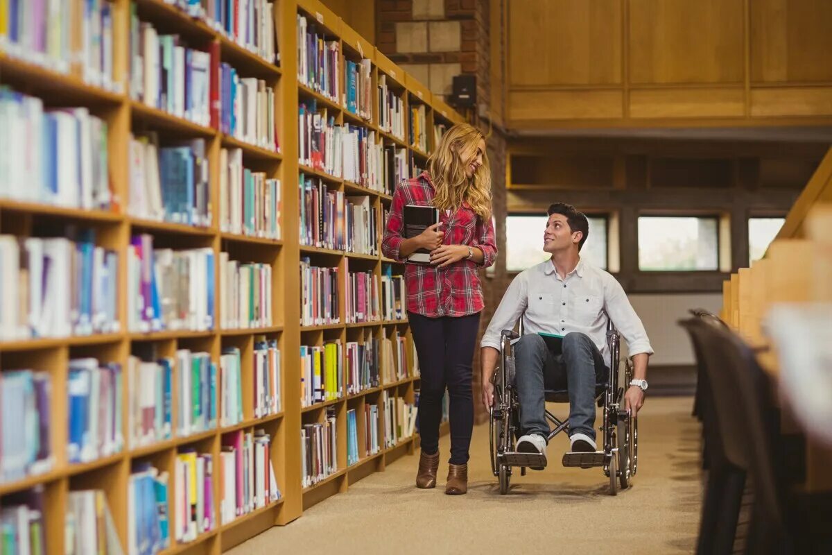 Инвалиды учатся. Инвалиды в библиотеке. Студенты инвалиды. Библиотерапия для инвалидов в библиотеке. Студенты с ОВЗ.