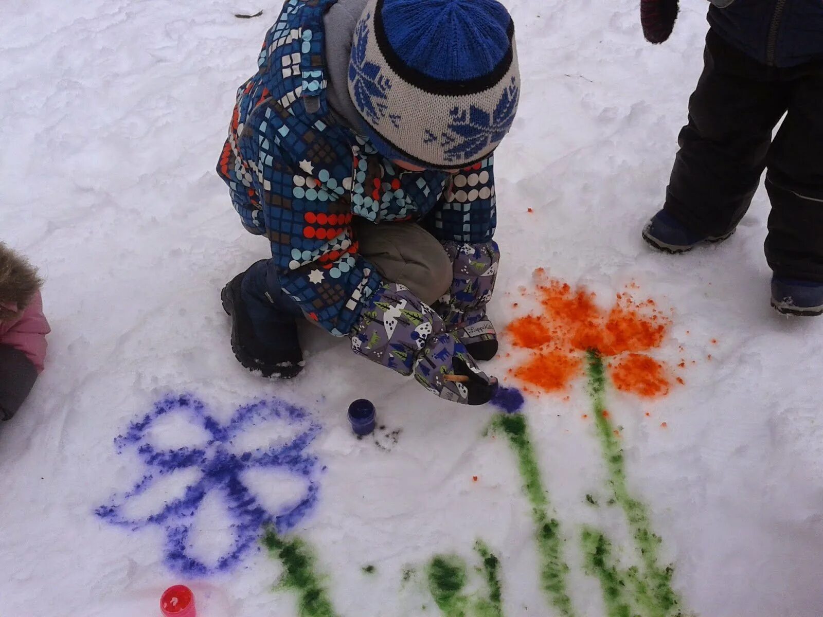 Раскрасим снег. Рисование на снегу. Рисование красками на снегу. Рисование на снегу в детском. Рисование красками на снегу в детском саду.