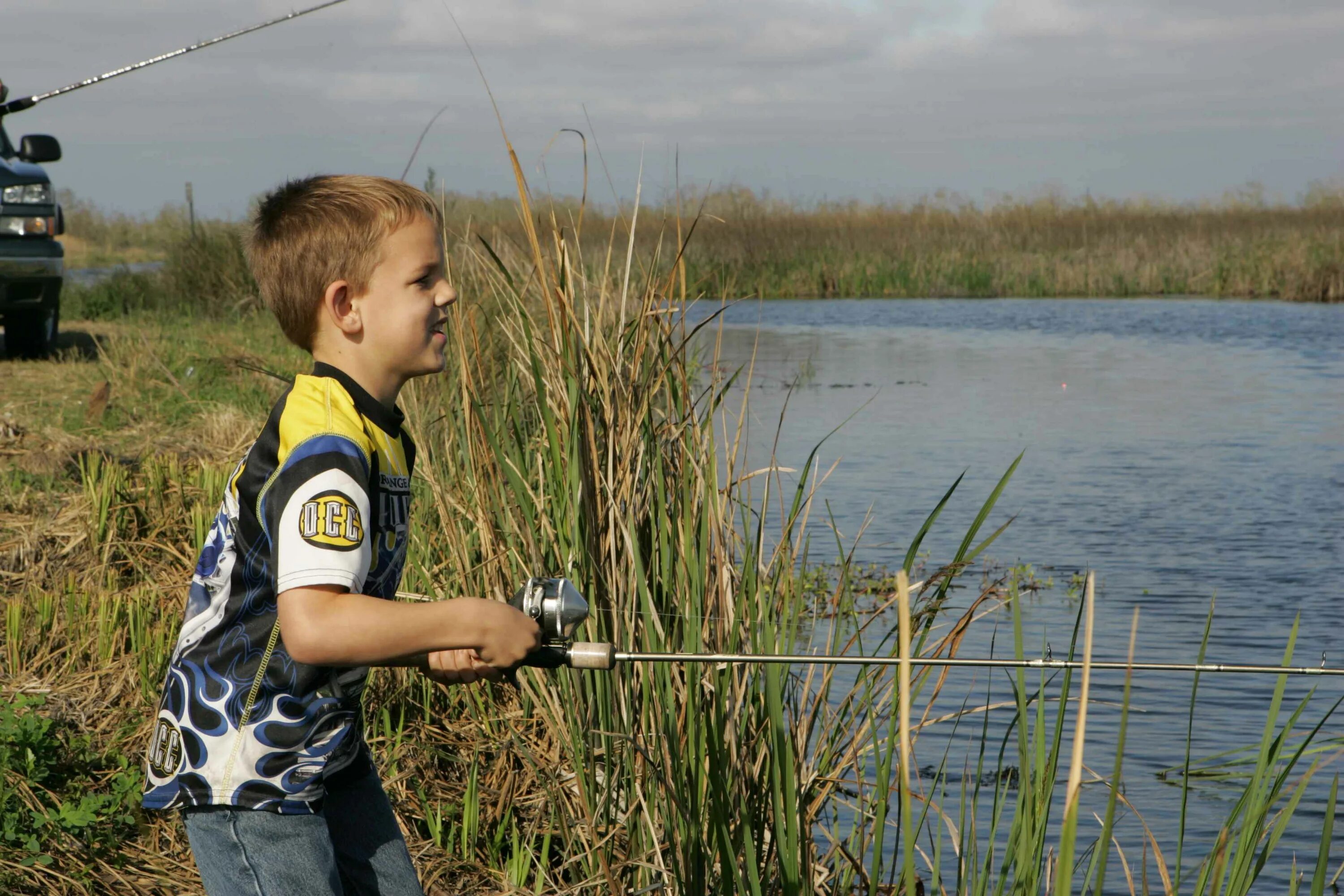 Ловят подростков. Мальчик Рыбак. Мальчик рыбачит. Дети на рыбалке. Подросток на рыбалке.