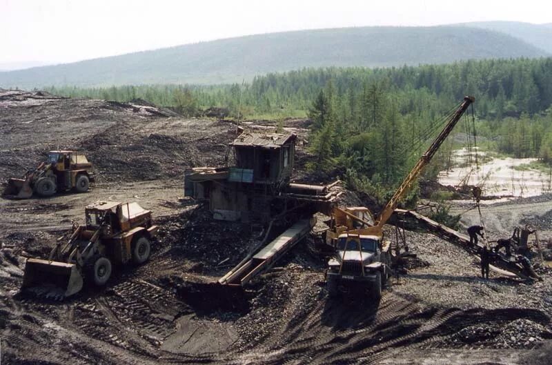 Золото первый металл на колыме какой второй. Артель старателей Дражник Звездочка. Усть-Нера Якутия золотодобыча. Золоторудная компания Колыма Магадан. Магадан Артель Нера.