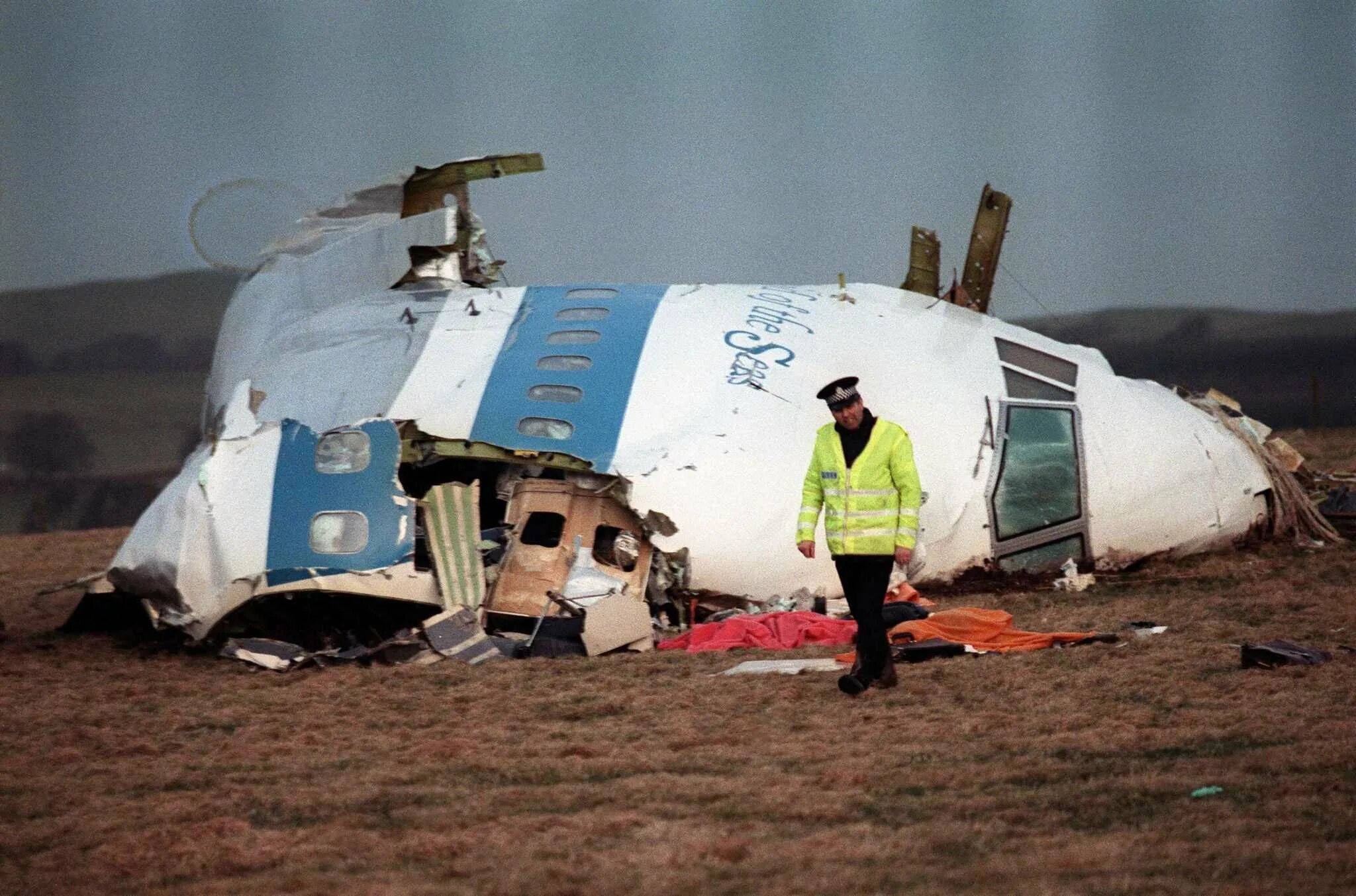 Авиакатастрофа боинг 747. Взрыв боинга 747 над локерби. катастрофа боинг 747 над локерби. катастрофа над локерби 1988. катастрофа boeing 747 над локерби.