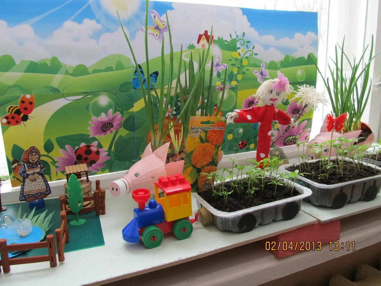 Огород на окне. Огород на окне в детском саду. Огород в группе в детском саду. Огород на окошке младшая группа.