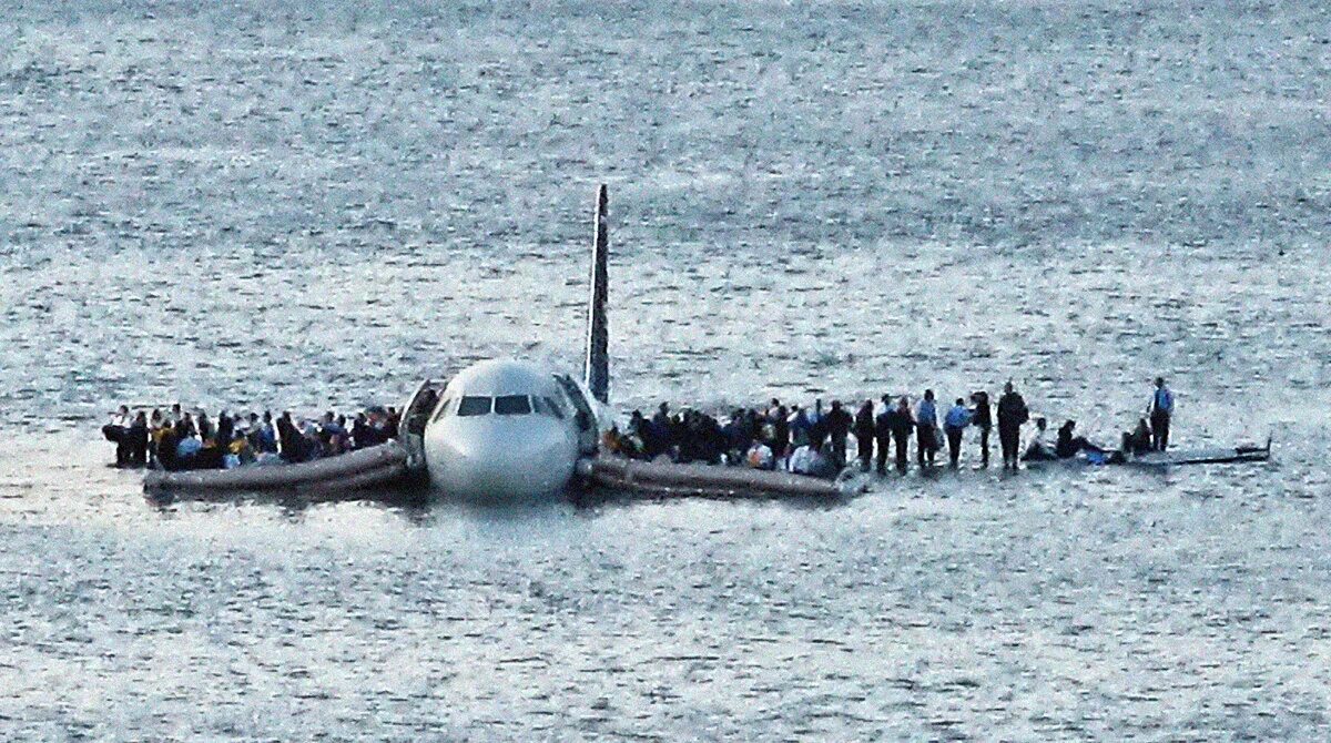 Историю про крушение. Аварийная посадка a320 на Гудзон. Аварийная посадка на Гудзон 2009. Посадка самолёта на Гудзон в 2009. Самолёт а320 на Гудзоне.