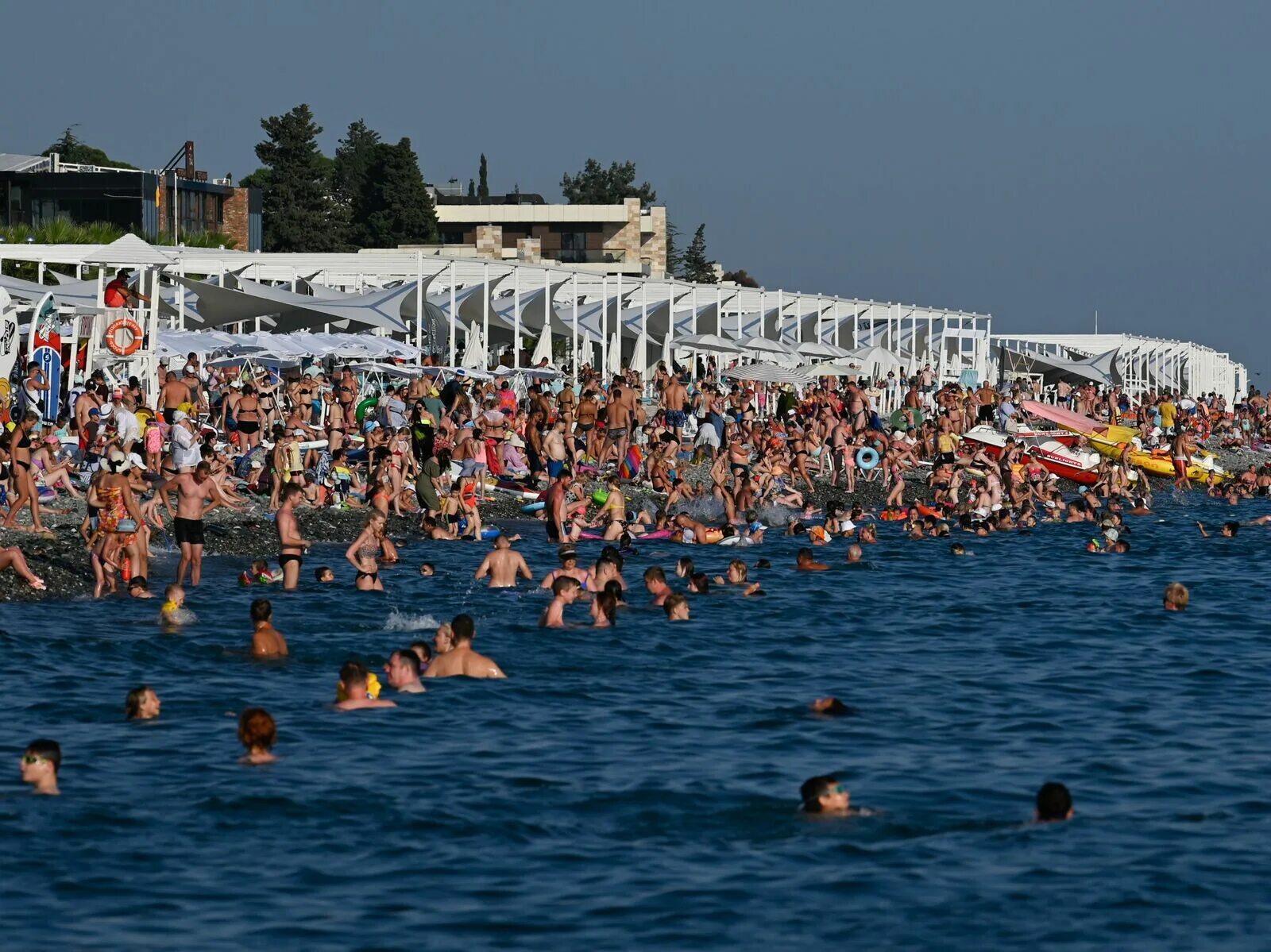 Пляжи Сочи 2022. Пляж в Сочи 2022 переполнен август 2022. Переполненные пляжи Сочи. Много людей на пляже.