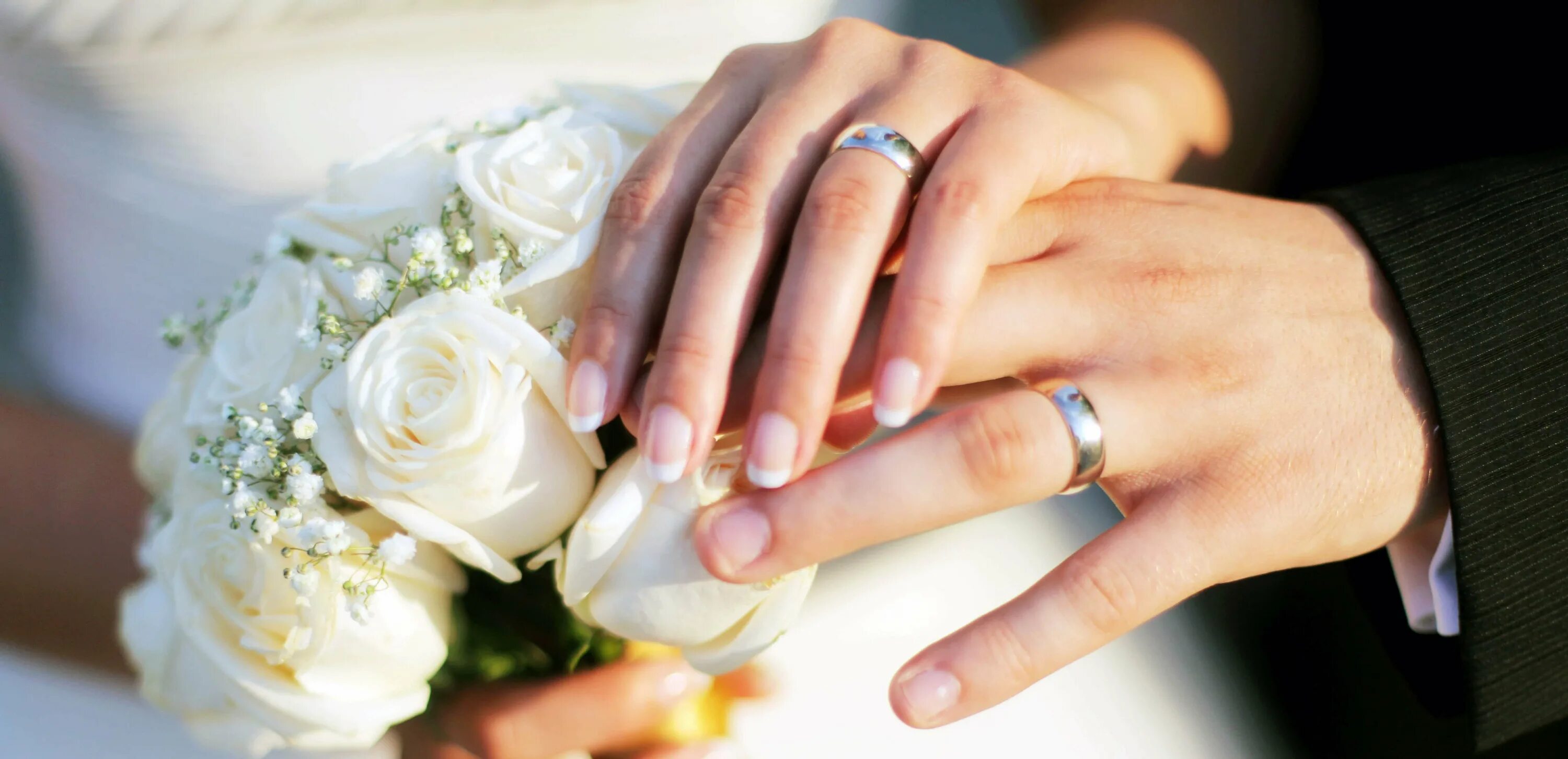 Удачное замужество. Свадебный букет и кольца. Кольца на свадьбу обручальные. Свадебные кольца на руках. Свадебные фото.