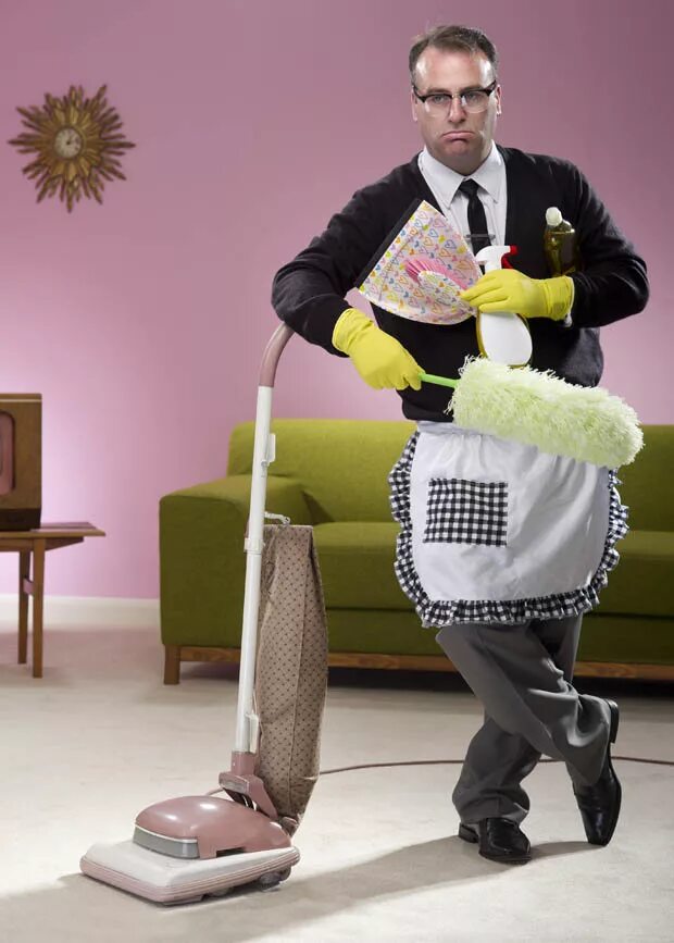 Парень домохозяйка. Мужчина домохозяин. Уборка мужчина. Мужчина домохозяйка. Муж домохозяйка.