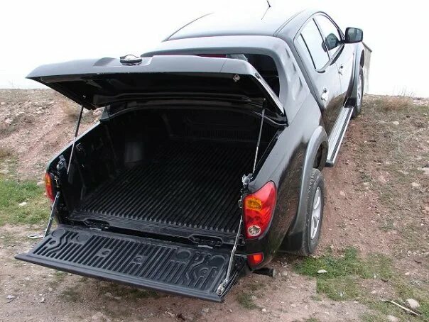 Мицубиси л200 багажник. Ящик в кузов пикапа mitsubishi l200. крышка кузова митсубиси л200. крышка на митсубиси л200.