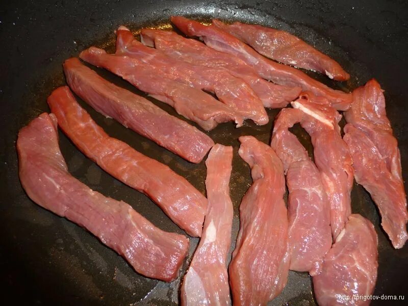 Говядина в растительном масле. Мясо брусочками. Говядину нарезают на брусочки. Мясо нарезанное брусочками. Нарезка мяса брусочками.